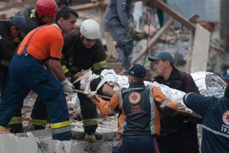 Bombeiros resgatam vítimas de desabamento em São Paulo: os bombeiros confirmaram a morte de oito vítimas do desmoronamento (Marcelo Camargo/ABr)