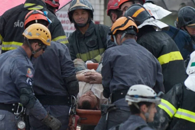 
	V&iacute;tima &eacute; resgatada em desabamento: um desaparecido ainda &eacute; procurado no local pelo Corpo de Bombeiros
 (Marcelo Camargo/ABr)
