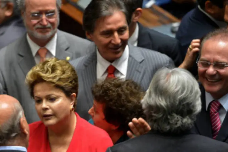 
	Dilma Rousseff no Congresso: &ldquo;Sua presen&ccedil;a aqui, por vontade e iniciativa pr&oacute;prias, &eacute; a enf&aacute;tica demonstra&ccedil;&atilde;o de respeito ao Legislativo e devo&ccedil;&atilde;o &agrave; democracia&rdquo;, disse Renan Calheiros
 (Wilson Dias/ABr)