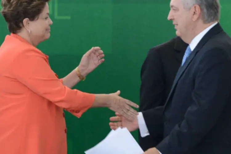 
	Dilma Rousseff e Luis Alberto Figueiredo: presidente queria que o ministro Figueiredo permanecesse ao seu lado esta semana
 (Agência Brasil)