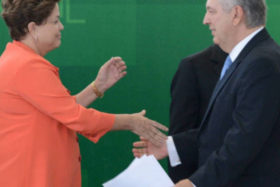 Figueiredo fica no Brasil a pedido de Dilma