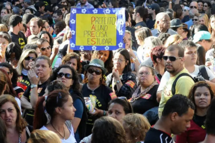 
	Professores e alunos em protesto: hoje, muitas escolas t&ecirc;m os tr&ecirc;s ciclos juntos e, com essa medida, unidades com baixa demanda devem ser fechadas
 (Tomaz Silva/ABr)