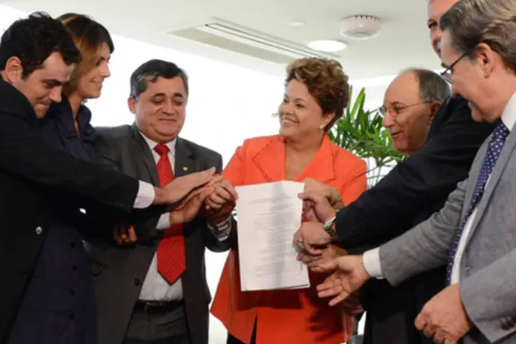 Presidenta Dilma Rousseff recebe de líderes de partidos na Câmara abaixo-assinado que pede plebiscito para reforma política
 (Antônio Cruz/ABr)