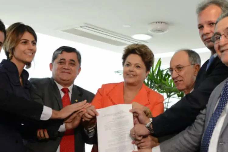 
	Presidente Dilma recebe de l&iacute;deres de partidos na C&acirc;mara: &ldquo;Vamos solicitar que ele seja votado com urg&ecirc;ncia para que possamos levar o plebiscito &agrave;s ruas, que &eacute; objetivo da&nbsp;presidente&rdquo;, disse l&iacute;der do PCdoB, Manuela D&#39;&Aacute;vila
 (Antônio Cruz/ABr)