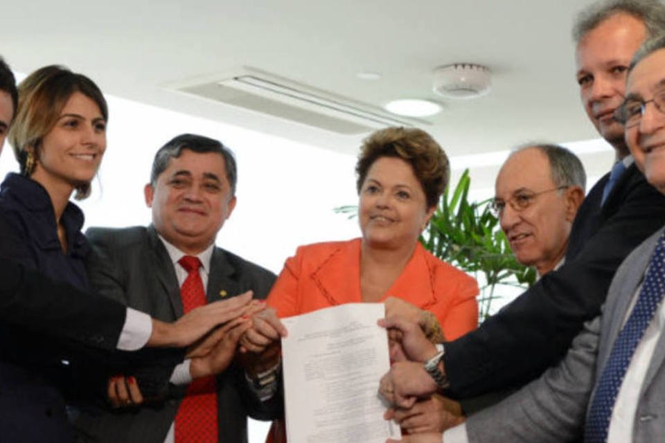 Dilma recebe projeto para plebiscito sobre reforma política