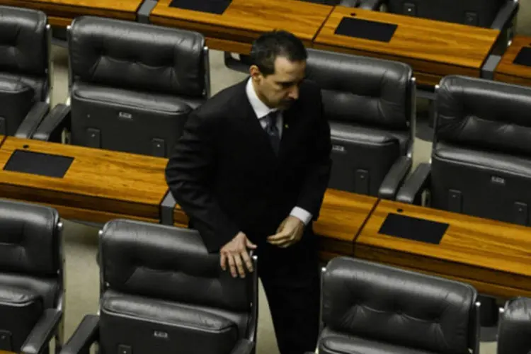 O deputado Natan Donadon chega ao plenário da Câmara dos Deputados (Fabio Rodrigues Pozzebom/ABr)