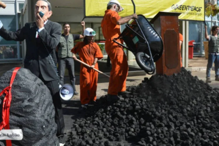 
	Ativistas do Greenpeace: &ldquo;O governo insiste em retroceder na pol&iacute;tica energ&eacute;tica ao permitir a entrada de uma fonte t&atilde;o poluente quanto o carv&atilde;o, quando o Brasil tem um enorme potencial de energia e&oacute;lica, solar e de biomassa&quot;
 (Elza Fiúza/ABr)