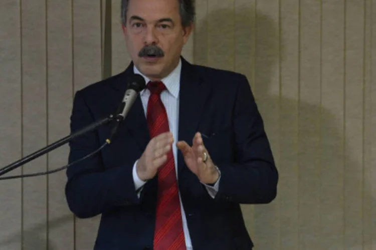 
	Mercadante: &ldquo;O petr&oacute;leo &eacute; uma riqueza finita e n&atilde;o renov&aacute;vel. A riqueza que &eacute; infinita &eacute; a qualidade da educa&ccedil;&atilde;o, &eacute; a prioridade na sala de aula, &eacute; o sal&aacute;rio do professor&rdquo;
 (ministro da Educação, Aloizio Mercadante)