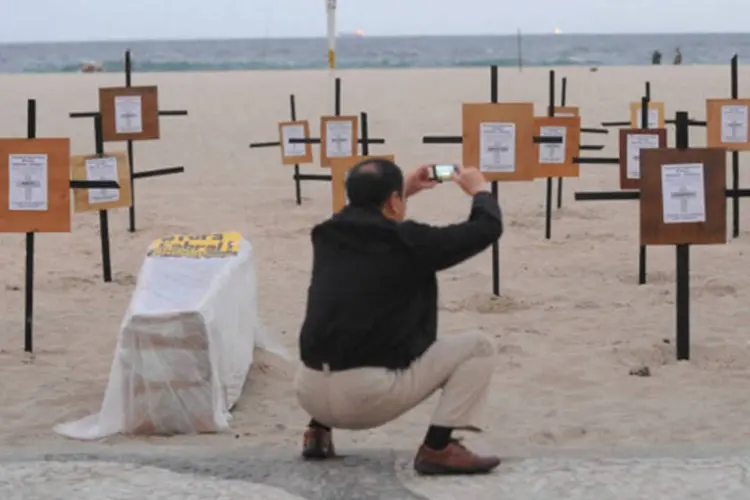 Ato simbólico em memória dos 20 anos da Chacina de Vigário Geral na praia do Leme. Cada cruz enterrada na areia representa uma das 21 pessoas assassinadas em 1993 (Fernando Frazão/ABr)