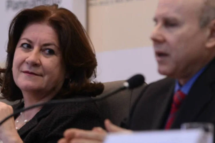 
	Miriam Belchior e Guido Mantega: &ldquo;Estamos explicitando os gastos [estimados] para o setor el&eacute;trico, que n&atilde;o constavam em 2013. Isso &eacute; uma despesa extraordin&aacute;ria, por causa do uso maior das t&eacute;rmicas&quot;, explicou Mantega
 (Antonio Cruz/ABr)
