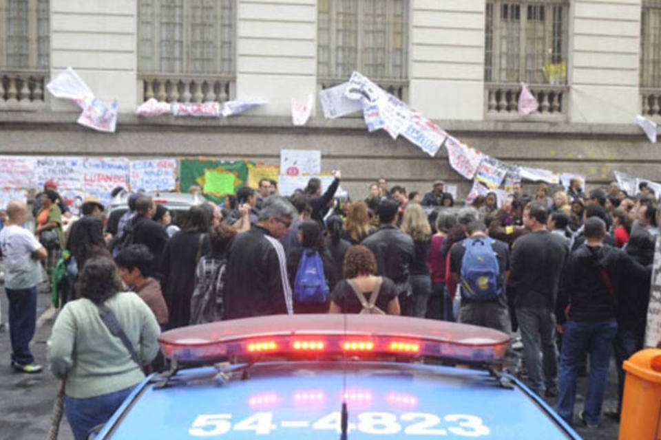 PM do Rio usa spray gigante para conter protesto