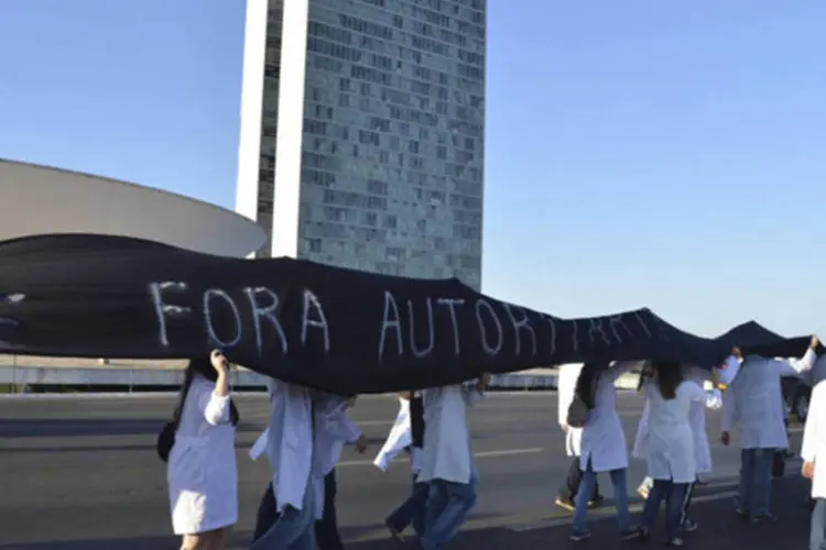 Profissionais da saúde fazem protestos contra o Mais Médicos em Brasília (Valter Campanato/ABr)