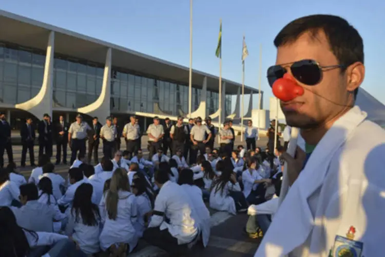 Profissionais da saúde fazem protestos contra o Mais Médicos em Brasília (Valter Campanato/ABr)