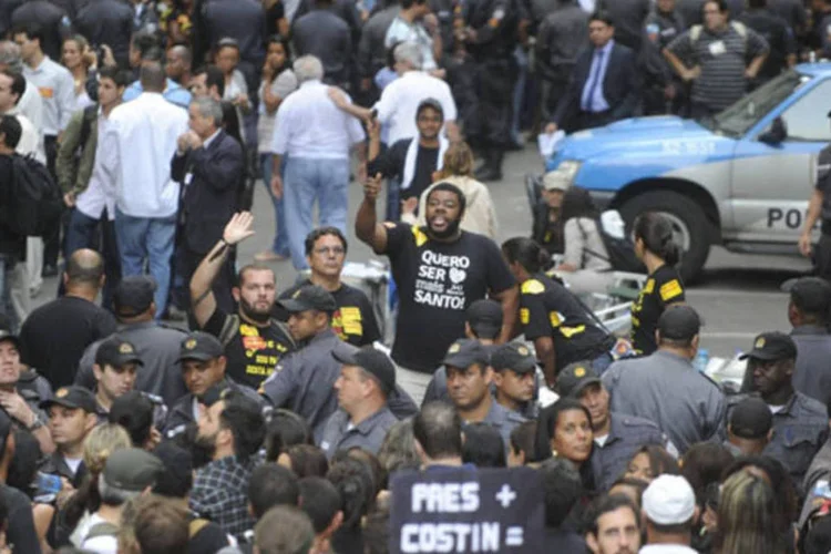 
	Professores&nbsp;das redes estadual e municipal&nbsp;protestam: professores que estiveram na manifesta&ccedil;&atilde;o em nenhum momento participaram de ato de viol&ecirc;ncia ou vandalismo
 (Fernando Frazão/ABr)