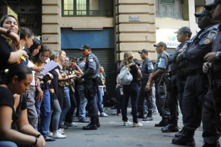 
	Professores da rede municipal protestam: PM precisou usar bombas de g&aacute;s lacrimog&ecirc;neo e spray de pimenta para impedir que professores&nbsp;invadissem a C&acirc;mara
 (Fernando Frazão/ABr)