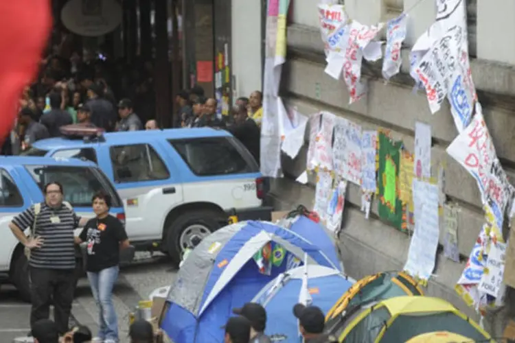 Professores da rede municipal protestam e acampam nos arredores da Câmara de Vereadores, após a retirada de manifestantes que ocupavam o plenário (Fernando Frazão/ABr)