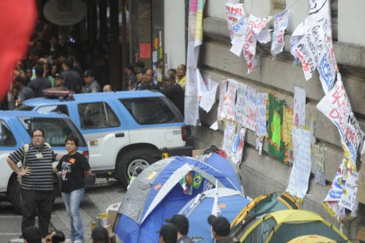 Professores da rede municipal protestam e acampam nos arredores da Câmara de Vereadores, após a retirada de manifestantes que ocupavam o plenário (Fernando Frazão/ABr)
