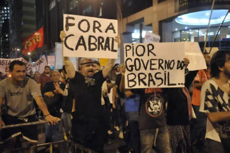 Manifestantes protestam pedindo investigação do governador Sérgio Cabral em frente ao Ministério Público do Rio de Janeiro, no centro da cidade (Fernando Frazão/ABr)