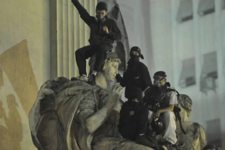 
	Manifestantes protestam em frente ao Minist&eacute;rio P&uacute;blico do Rio de Janeiro: site do MP foi retirado temporariamente do ar, como medida de prote&ccedil;&atilde;o
 (Fernando Frazão/ABr)