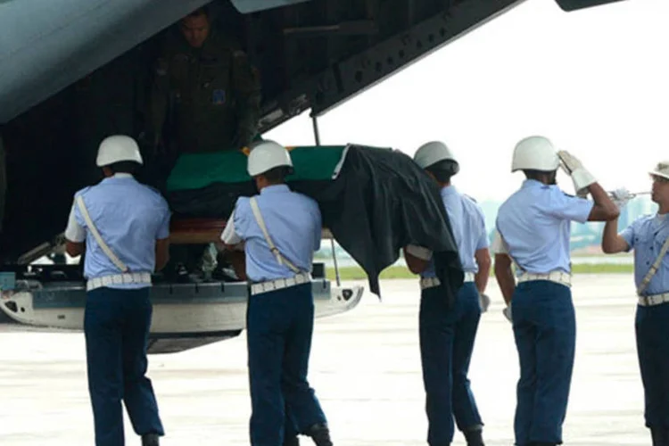 Os restos mortais do ex-presidente João Goulart saem da Base Aérea de Brasília, após terem sido analisados pelo Instituto Nacional de Criminalística do da Polícia Federal (Antonio Cruz/Agência Brasil)