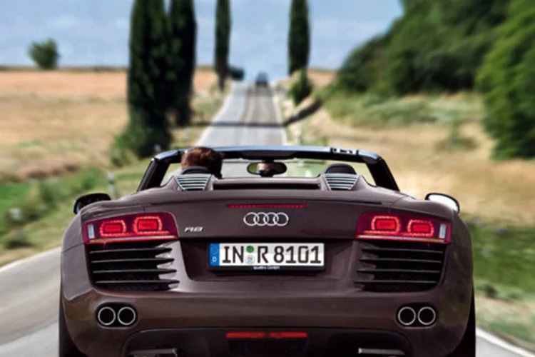Carro conversível Audi R8 Spyder modelo 2012 (Divulgação)