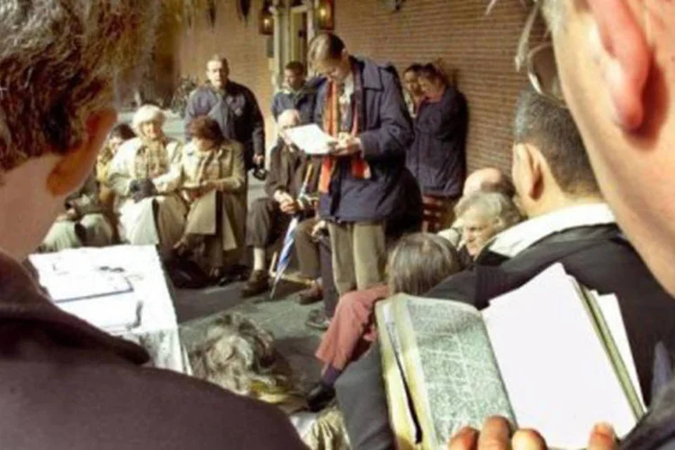 Abril de 2001 - Manifestantes cristãos leem a Bíblia, em frente ao Senado, em Haia, para protestar contra a eutanásia (©AFP/Archivo / Ed Oudenaarden/AFP Photo)