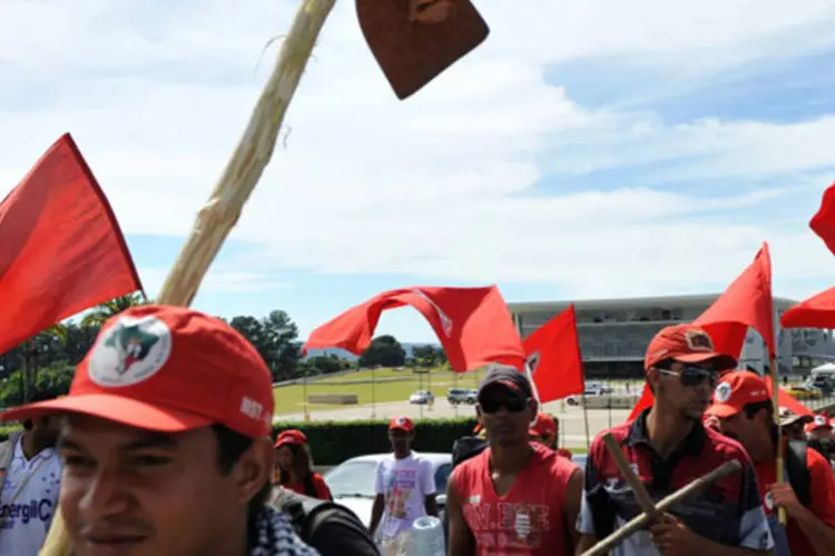 
	Integrantes do MST fazem protesto pedindo o fim da impunidade no campo: apesar da decis&atilde;o, os dois r&eacute;us v&atilde;o poder recorrer da senten&ccedil;a em liberdade
 (Antonio Cruz/ABr)