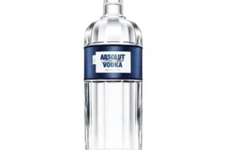 Absolut redesenha seu ícone e apresenta a garrafa em um formato com 12 facetas que captam luz e fazem uma alusão a tiras de espelho (Divulgação)