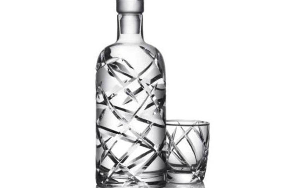Absolut cria garrafa de cristal esculpida artesanalmente