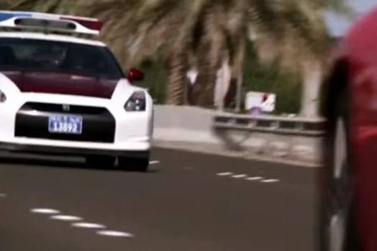 
	Nem a habilidade do bandido ao volante consegue confundir a patrulha de Abu Dhabi
 (Reprodução/YouTube)