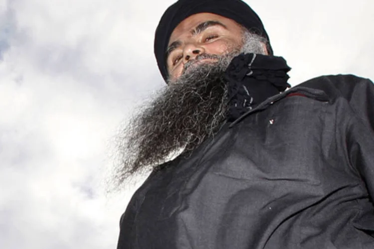 Imã radical Abu Qatada volta à sua casa depois de ser libertado sob fiança, em Londres: ele já foi braço direito de Bin Laden na Europa (Andrew/Reuters)
