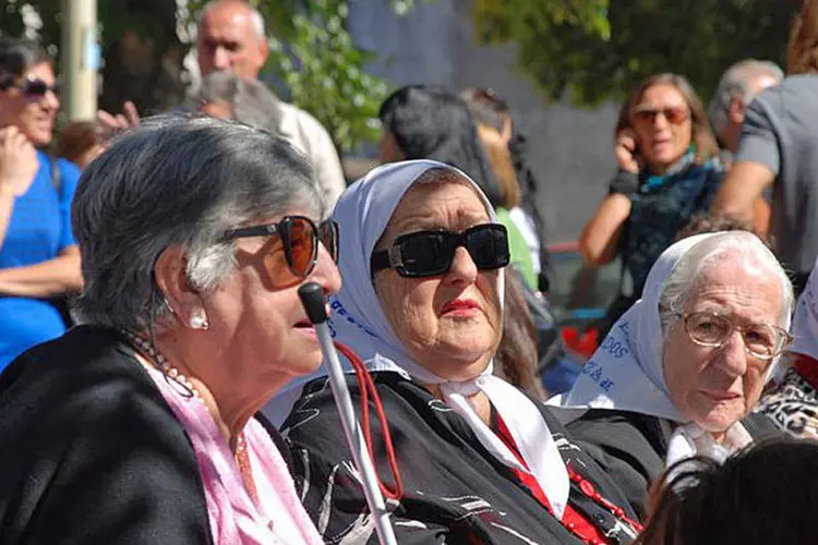 Maria Isabel Chorobik, à esquerda, ao lado de outras avós da Praça de Maio (Facebook/Maria Isabel Chorobik)