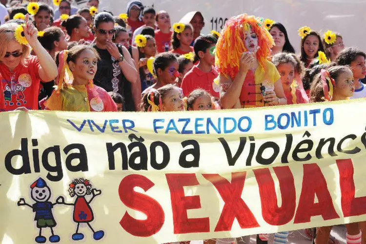 
	Caminhada com o objetivo de combater o abuso e a explora&ccedil;&atilde;o sexual de crian&ccedil;as e adolescentes, em Bras&iacute;lia
 (Dênio Simões/ Agência Brasília)
