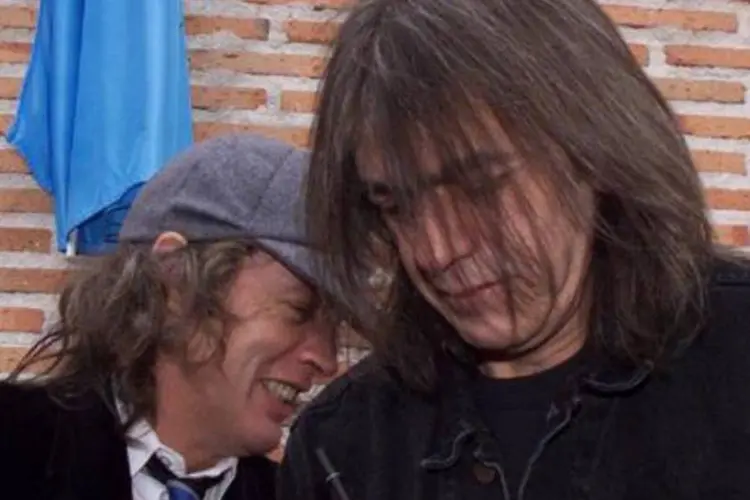 Os irmãos Angus (E) e Malcolm Young, guitarristas do AC/DC, inauguram uma rua com o nome do grupo na região de Madri, Espanha, em 22 de março de 2000
 (CHRISTOPHE SIMON/AFP)
