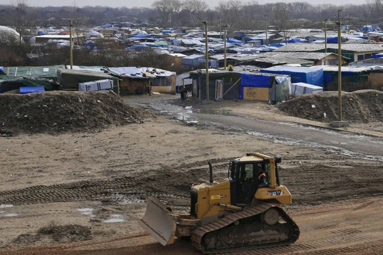 
	Calais: a ideia &eacute; transferir at&eacute; mil imigrantes a abrigos em Calais e outras partes da Fran&ccedil;a
 (Pascal Rossignol / Reuters)