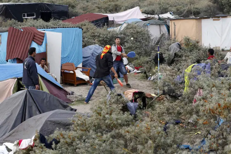 
	Acampamento &quot;selva&quot; de refugiados em Calais: 120 grandes tendas, com espa&ccedil;o para cerca de 12 pessoas cada uma, substituir&atilde;o em parte os barracos improvisados do atual acampamento
 (Reuters / Regis Duvignau)