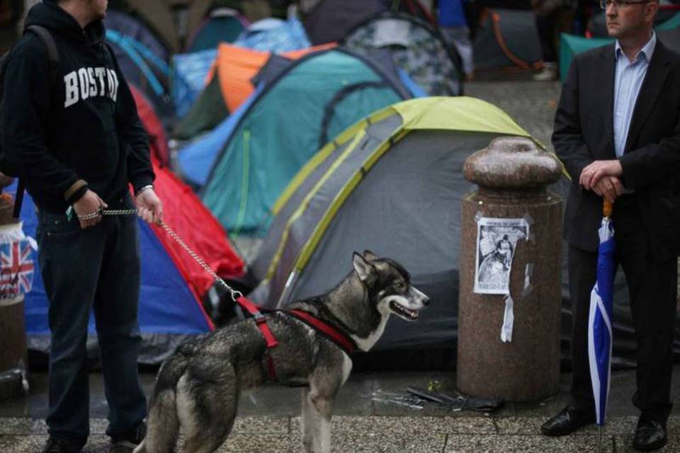 Manifestantes anticapitalistas se recusam a deixar acampamentos em Londres