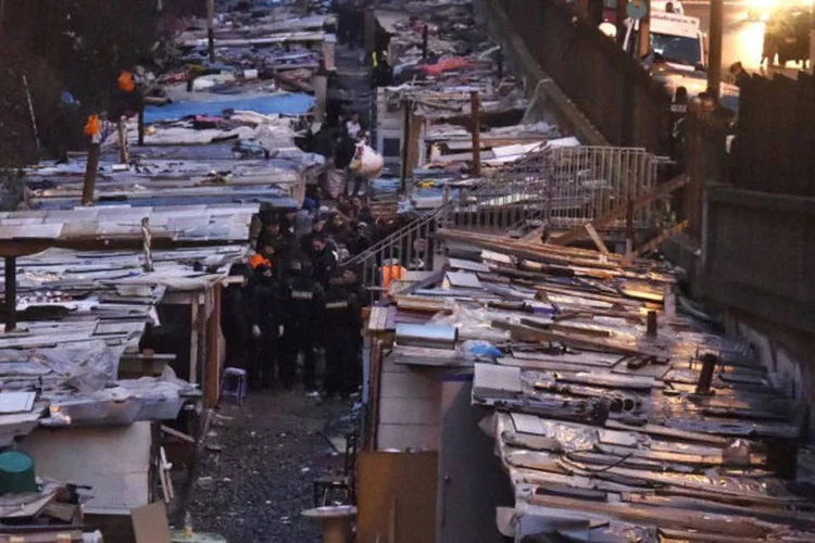 
	Acampamento Roman&iacute;: as fam&iacute;lias viviam h&aacute; mais de um ano na Porta de Clignancourt, no norte da capital, em cerca de 135 barracos
 (Dominique Faget / AFP)