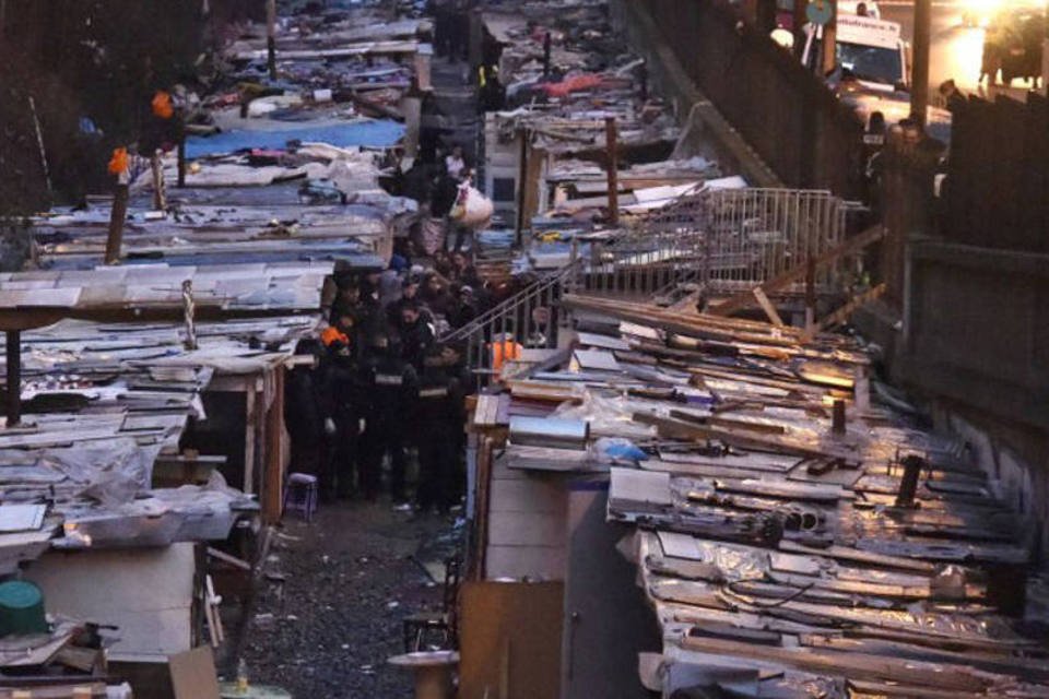 Polícia desmantela maior acampamento de barracos de Paris