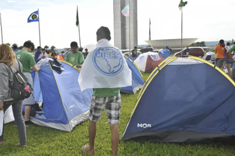 Estudantes universitários e secundaristas acampam em Brasília: movimento pretende reunir cerca de 300 estudantes próximo ao Congresso até o fim da semana (Antônio Cruz/ABr)