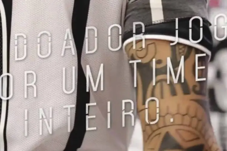 Corinthians: todos os jogadores entraram com um pedaço da camiseta de torcedor (Reprodução/YouTube/Corinthians)
