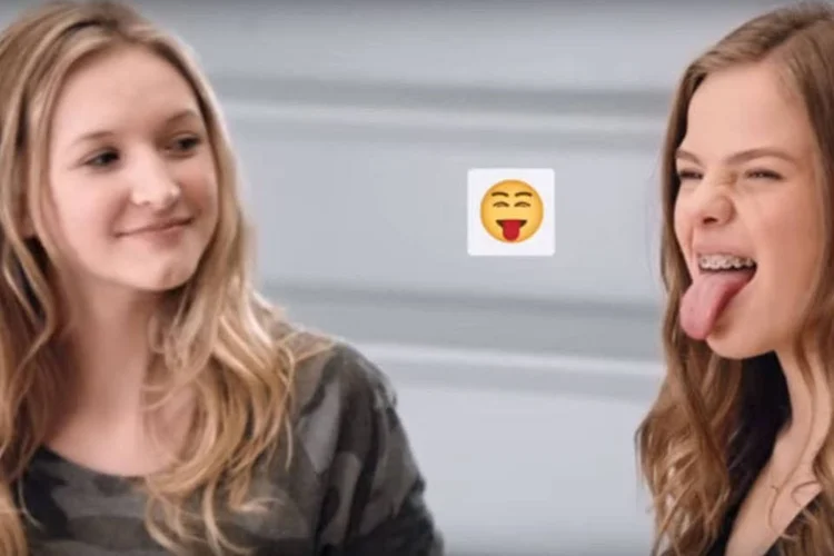 
	A&ccedil;&atilde;o da Always: o novo filme da s&eacute;rie, chamado &quot;Girl Emojis&quot;, apresenta depoimentos de jovens meninas que refletem sobre a forma que a figura feminina &eacute; representada
 (Reprodução/ Youtube)