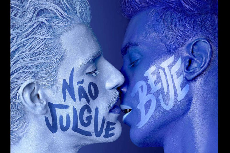 Closeup celebra Dia do Beijo com peças contra preconceito