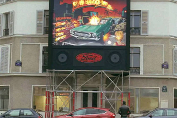 A Ford "presenteou" o pior motorista de Paris com um carro que estaciona sozinho (Reprodução)