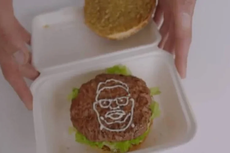 
	Hellmann&#39;s: funcion&aacute;rios tiram uma foto do cliente e a m&aacute;quina imprime o rosto estilizado
 (Reprodução/YouTube)