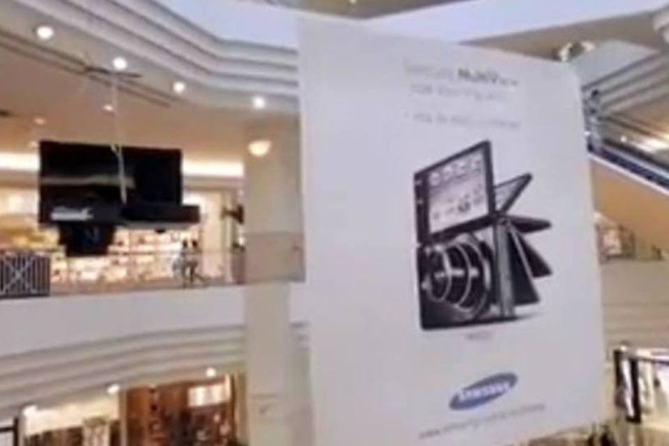 Samsung promove câmera que gira até 180º em shoppings