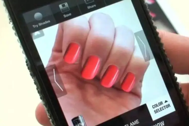 Anúncio de linha de esmaltes Maybelline: o app tirava uma foto das mãos do usuário e em seguida simulava como ficariam suas unhas com as variadas cores do produto (Reprodução)