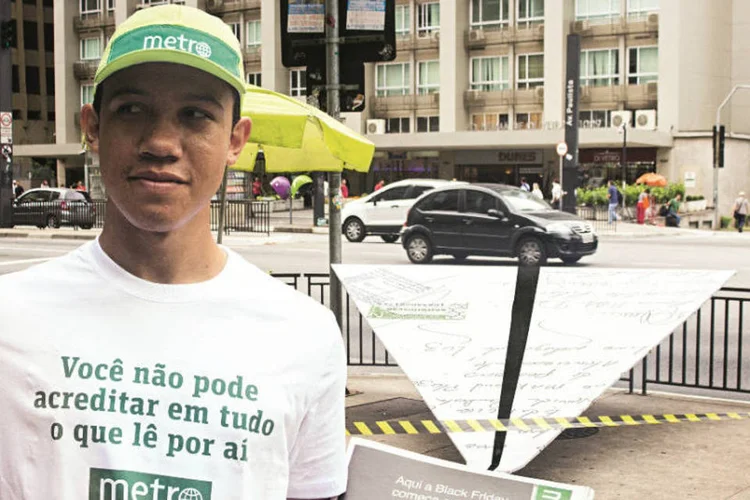 Jornal Metro: avião está "derrubado" em lugar onde suposto acidente aconteceria (Divulgação)