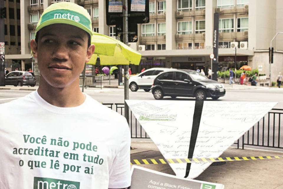 Jornal Metro derruba "avião" em ação na Paulista