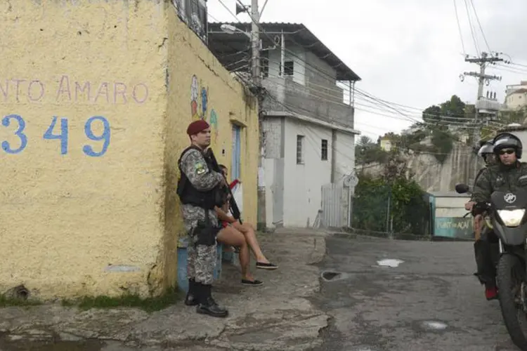 
	Rio: o tiroteio chamou aten&ccedil;&atilde;o de quem passava pelo local e assustou moradores do Alem&atilde;o
 (Tânia Rêgo/Agência Brasil)